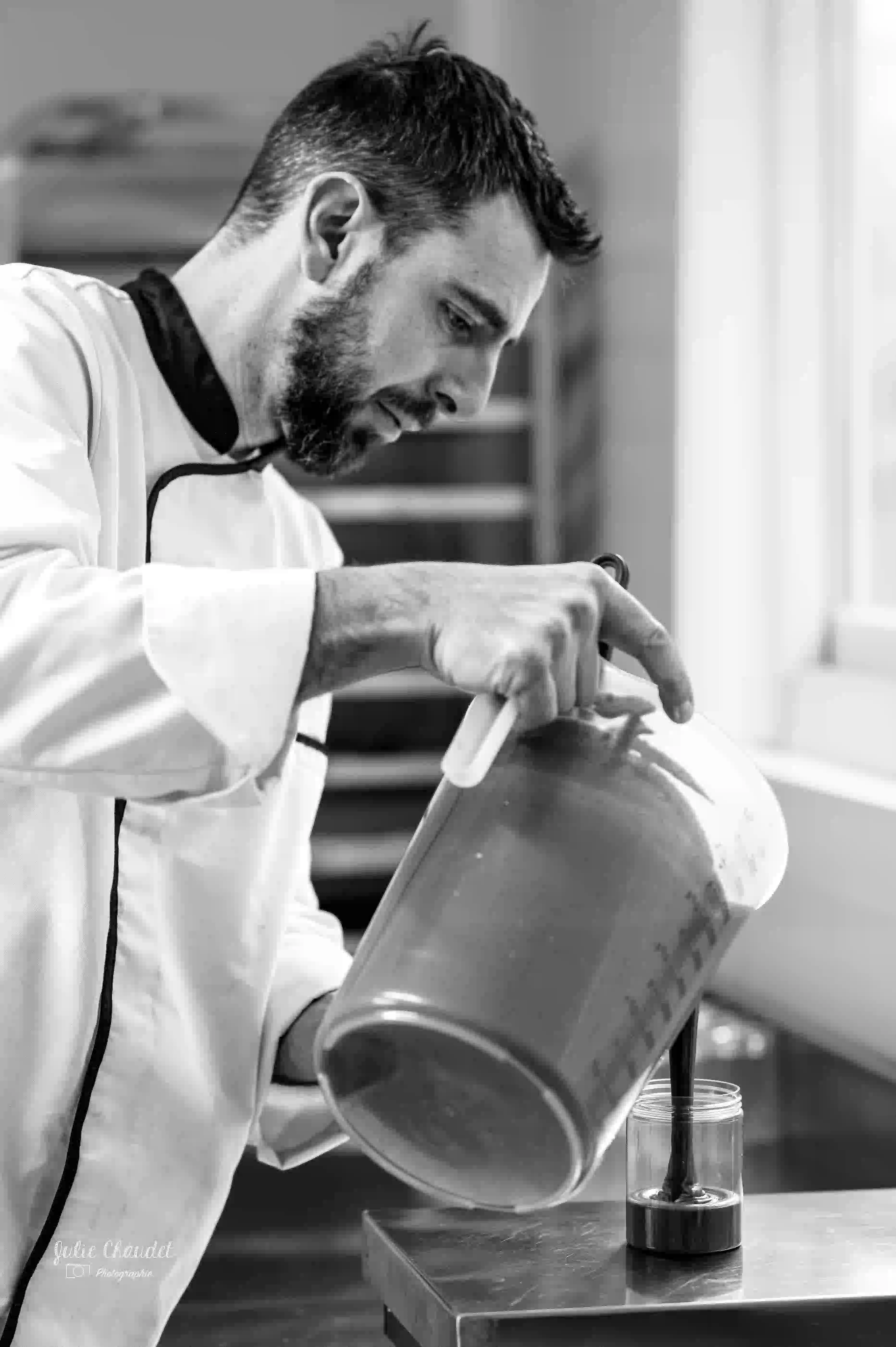 Tablette Chocolat au Lait Praliné Noisettes & Amandes - chocolat artisanal fabriqué à la main par Adrien Fort, chocolatier en Haute-Loire