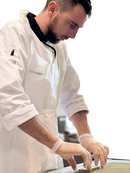 Au cœur de la Haute-Loire, dans le village de Saint-Julien-d'Ance, Adrien Fort sublime le cacao à travers des créations chocolatées d'exception. Artisan chocolatier formé par un Meilleur Ouvrier de France (MOF), il met son expertise au service d'un savoir-faire artisanal , où chaque étape de la fabrication est maîtrisée pour révéler des arômes intenses et authentiques.